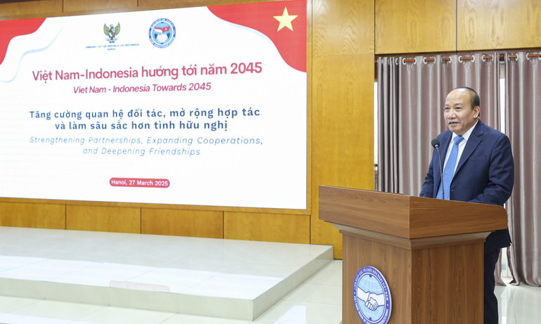 Chủ tịch Hội hữu nghị Việt Nam-Indonesia Trần Minh Hùng phát biểu tại tọa đàm.