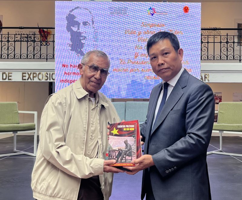 Đại sứ Vũ Trung Mỹ trao tặng Chủ tịch Trung tâm nghiên cứu lịch sử quốc gia bộ sách về Chủ tịch Hồ Chí Minh. (Ảnh: Đại sứ quán Việt Nam tại Venezuela) Đại sứ Vũ Trung Mỹ trao tặng Chủ tịch Trung tâm nghiên cứu lịch sử quốc gia bộ sách về Chủ tịch Hồ Chí Minh. (Ảnh: Đại sứ quán Việt Nam tại Venezuela)