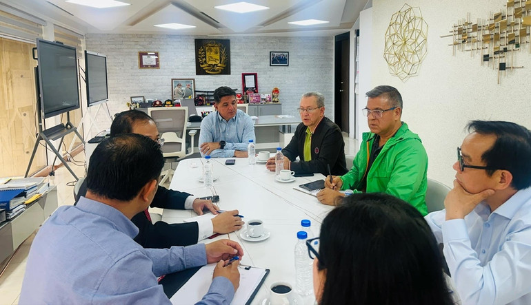 Phó Tổng thống Venezuela Jorge Marquez (áo xanh) tiếp và làm việc với Đoàn doanh nghiệp Việt Nam. (Ảnh: Đại sứ quán Việt Nam tại Venezuela).