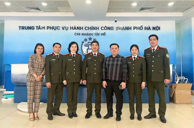 Ra mắt điểm cấp hộ chiếu tại Chi nhánh Trung tâm phục vụ hành chính công Tây Hồ ngày 5/3 vừa qua. (Nguồn: Phòng Quản lý xuất nhập cảnh, Công an thành phố Hà Nội)