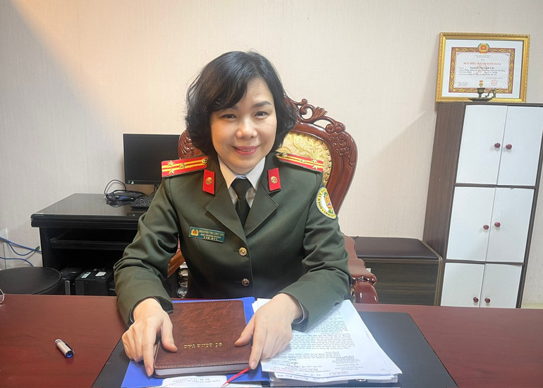 Thượng tá Nguyễn Thị Linh Chi , Phó Trưởng phòng Quản lý xuất nhập cảnh, Công an thành phố Hà Nội.