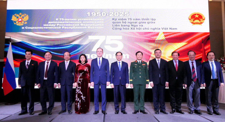 Các đại biểu tham dự lễ kỷ niệm chụp ảnh kỷ niệm