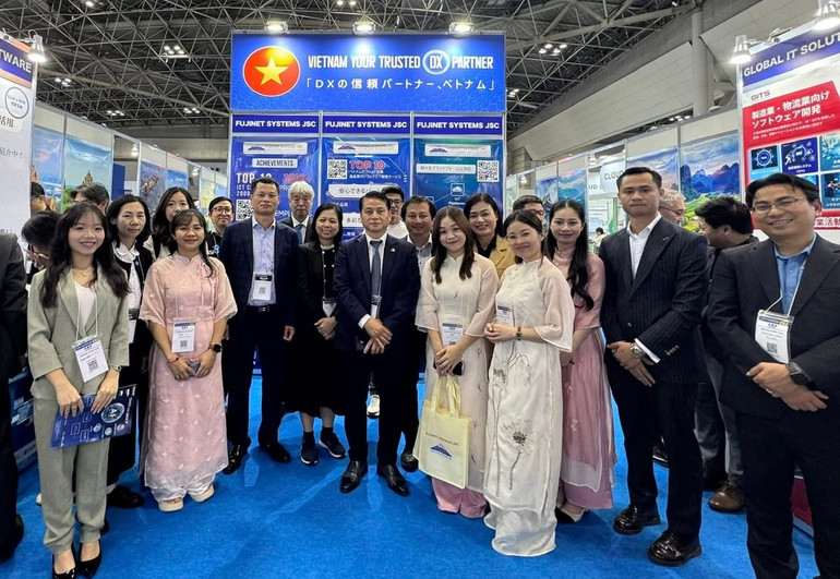 Các đại biểu thăm và chụp ảnh kỷ niệm tại gian hàng của Việt Nam tại Hội chợ công nghệ và phần mềm ở Tokyo. (Ảnh: Thương vụ Việt Nam tại Nhật Bản)