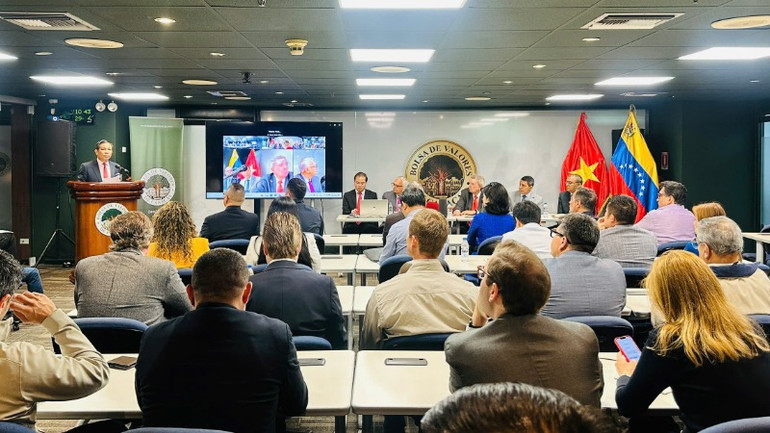 Hơn 70 đại biểu đại diện cho các doanh nghiệp Venezuela và Việt Nam tham dự Diễn đàn. (Ảnh: Đại sứ quán Việt Nam tại Venezuela)