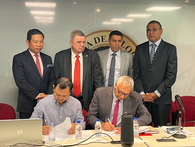 Ký kết Biên bản ghi nhớ hợp tác giữa Phòng Thương mại Venezuela-Việt Nam và các doanh nghiệp Việt Nam. (Ảnh: Đại sứ quán Việt Nam tại Venezuela)