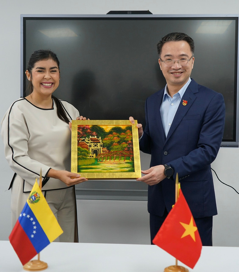 Bí thư Trung ương Đoàn Thanh niên Cộng sản Hồ Chí Minh Nguyễn Tường Lâm trao quà kỷ niệm tặng Bí thư thứ nhất Đoàn Thanh niên Xã hội chủ nghĩa Thống nhất (JPSUV). (Ảnh: Đại sứ quán Việt Nam tại Venezuela) Bí thư Trung ương Đoàn Thanh niên Cộng sản Hồ Chí Minh Nguyễn Tường Lâm trao quà kỷ niệm tặng Bí thư thứ nhất Đoàn Thanh niên Xã hội chủ nghĩa Thống nhất (JPSUV). (Ảnh: Đại sứ quán Việt Nam tại Venezuela)