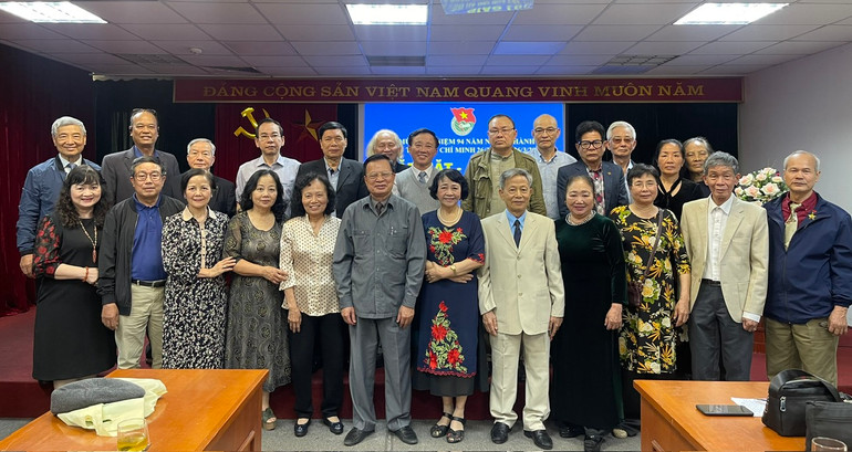 Các đại biểu chụp ảnh kỷ niệm.