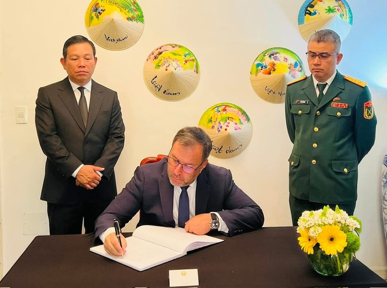 Thay mặt Tổng thống Nicolas Maduro, Bộ trưởng Ngoại giao Venezuela Yván Gil đến viếng, ghi sổ tang tưởng niệm nguyên Chủ tịch nước Trần Đức Lương (Ảnh: Đại sứ quán Việt Nam tại Venezuela)