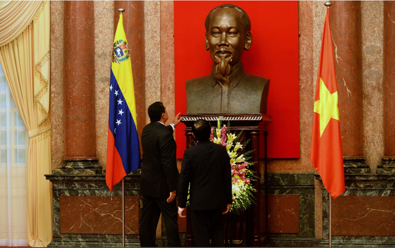 Chủ tịch Đảng Xã hội chủ nghĩa Thống nhất (PSUV), Tổng thống Venezuela Nicolas Maduro và nguyên Chủ tịch nước Trương Tấn Sang trong chuyến thăm Việt Nam năm 2015 (Ảnh do Đại sứ quán Việt Nam tại Venezuela cung cấp)