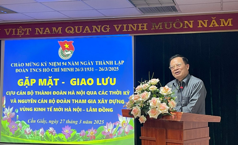 Đồng chí Trần Văn Tuấn, nguyên Ủy viên Trung ương Đảng, nguyên Bộ trưởng Nội vụ, nguyên Bí thư Thành đoàn Hà Nội chia sẻ tại buổi gặp.