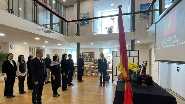 Đại sứ Ngô Hướng Nam và toàn thể cán bộ nhân viên Đại sứ quán viếng, tưởng niệm nguyên Chủ tịch nước Trần Đức Lương. (Ảnh: Đại sứ quán Việt Nam tại Hà Lan)