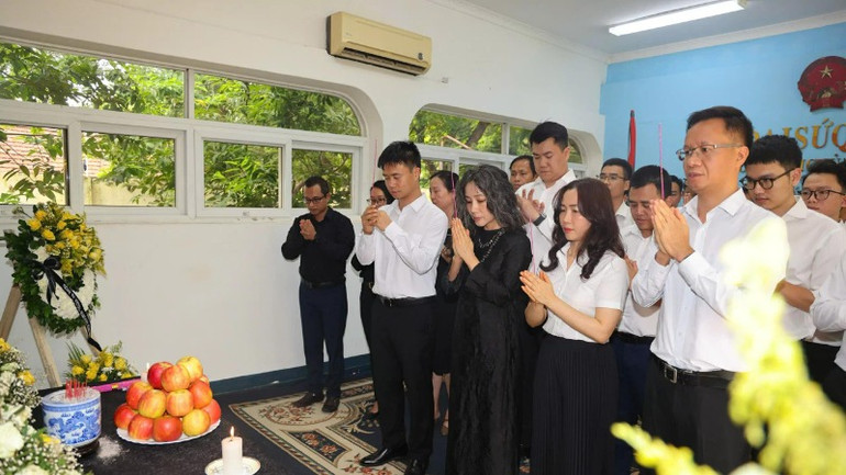 Đại sứ Vũ Thanh Huyền (áo dài đen) và cán bộ nhân viên Đại sứ quán, tập thể nhân viên Công ty Viettel Tanzania (Halotel), Công ty Viettel Burundi (Lumitel) thắp hương tưởng nhớ nguyên Chủ tịch nước Trần Đức Lương. (Ảnh: Đại sứ quán Việt Nam tại Tanzania)