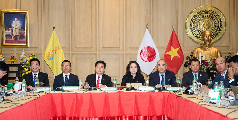 Diễn đàn "Kết nối thương mại, du lịch Nhật Bản-Thái Lan-Việt Nam" có sự tham gia gần 100 đại biểu doanh nghiệp đến từ 3 nước. (Nguồn: Tổng Lãnh sự quán Việt Nam tại Fukuoka)