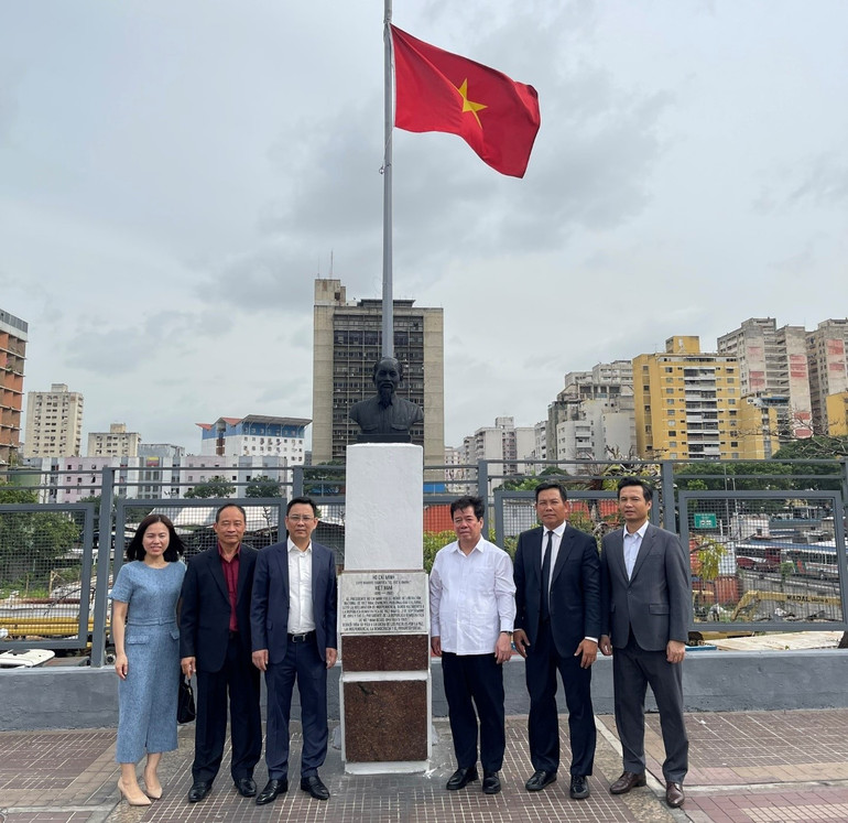 Đoàn thăm tượng đài Chủ tịch Hồ Chí Minh tại thủ đô Caracas. (Ảnh: Đại sứ quán Việt Nam tại Venezuela)