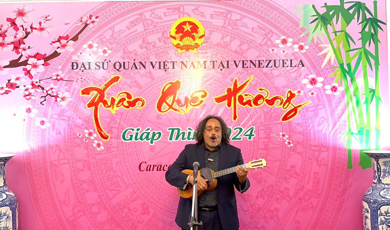 Thứ trưởng Văn hóa Venezuela Alí Alejandro tham gia biểu diễn tại chương trình "Xuân quê hương" năm 2024. (Ảnh: Đại sứ quán Việt Nam tại Venezuela)