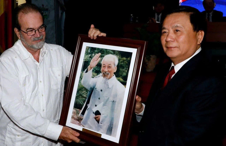 Đồng chí Nguyễn Xuân Thắng trao bức ảnh Bác Hồ tặng Đại học Đảng "Nico Lopez". (Ảnh: Đại sứ quán Việt Nam tại Cuba)