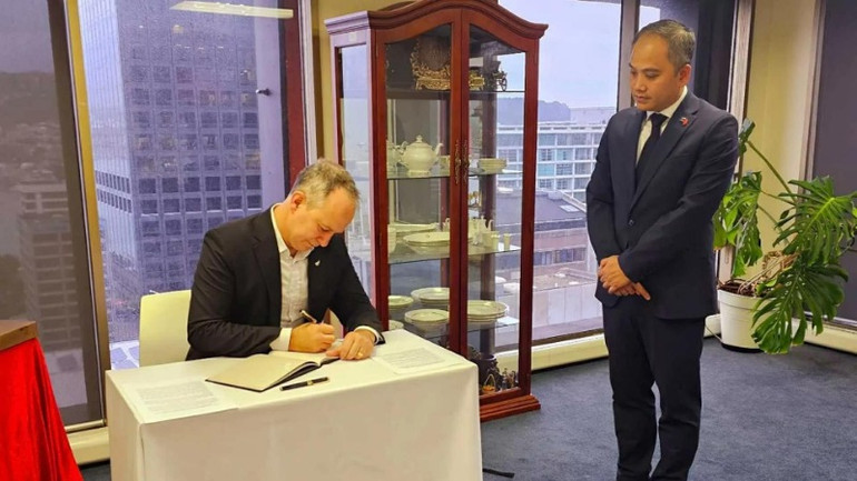 Đại diện Bộ Ngoại giao và Thương mại New Zealand đến viếng và ghi sổ tang tưởng niệm nguyên Chủ tịch nước Trần Đức Lương. (Ảnh: Đại sứ quán Việt Nam tại New Zealand) Đại diện Bộ Ngoại giao và Thương mại New Zealand đến viếng và ghi sổ tang tưởng niệm nguyên Chủ tịch nước Trần Đức Lương. (Ảnh: Đại sứ quán Việt Nam tại New Zealand)
