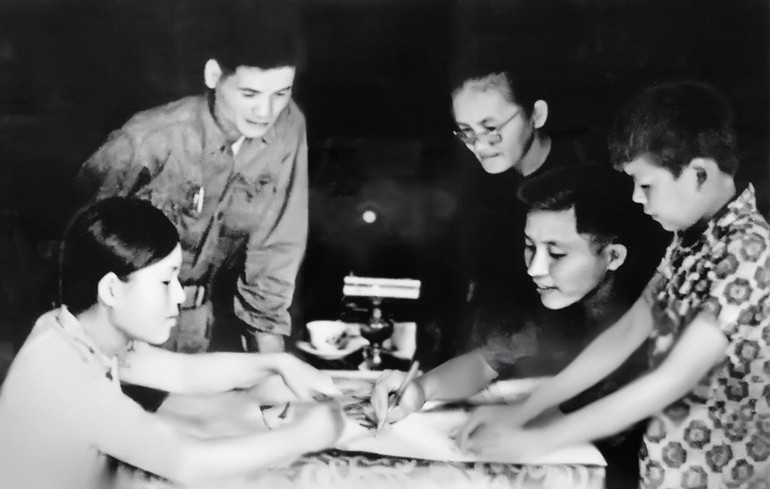 Trung đoàn trưởng Trung đoàn 27 Nguyễn Huy Hiệu (thứ 2 từ trái qua) và chính ủy Trịnh Văn Thư được má Sáu Ngẫu trao bản đồ Thành đô đêm 29/4/1975 tại Lái Thiêu. (Ảnh do Thượng tướng Nguyễn Huy Hiệu cung cấp)