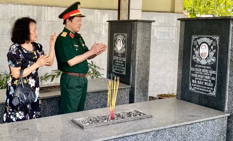 Mỗi dịp tháng Tư, gia đình Thượng tướng Nguyễn Huy Hiệu về thăm và dâng hương tại mộ má Sáu Ngẫu ở Lái Thiêu. (Ảnh do Thượng tướng Nguyễn Huy Hiệu cung cấp)