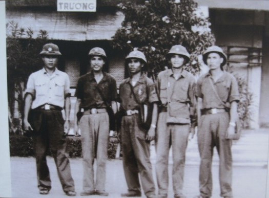 Ban Chỉ huy Trung đoàn 27 - Sư đoàn 320b tại Nhà Chỉ huy trưởng Bộ Chỉ huy thiết giáp quân Ngụy Sài Gòn chiều 30/4/1975. (Ảnh do Thượng tướng Nguyễn Huy Hiệu cung cấp)