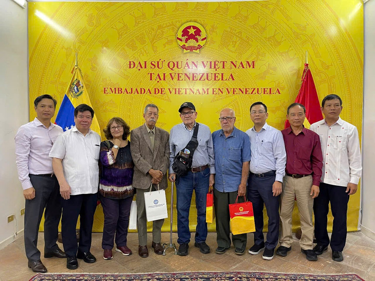 Đoàn chụp ảnh kỷ niệm với các cựu du kích quân Caracas và nhân sĩ yêu mến Việt Nam. (Ảnh: Đại sứ quán Việt Nam tại Venezuela)