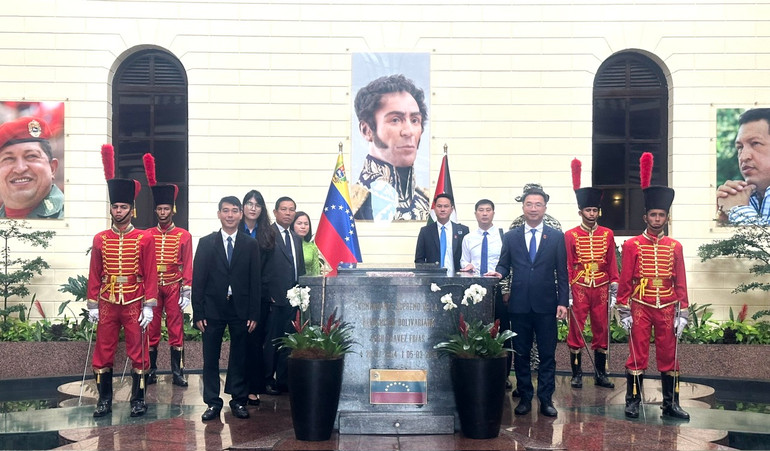 Đoàn thăm khu tưởng niệm “Cuartel de la Montaña”, viếng cố Tổng thống Hugo Chávez. (Ảnh: Đại sứ quán Việt Nam tại Venezuela) Đoàn thăm khu tưởng niệm “Cuartel de la Montaña”, viếng cố Tổng thống Hugo Chávez. (Ảnh: Đại sứ quán Việt Nam tại Venezuela)