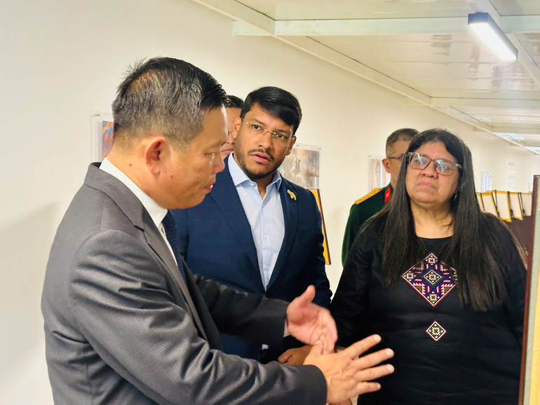 Đại sứ Vũ Trung Mỹ giới thiệu về các bức ảnh trưng bày tại triển lãm ảnh (Ảnh: Đại sứ quán Việt Nam tại Venezuela)