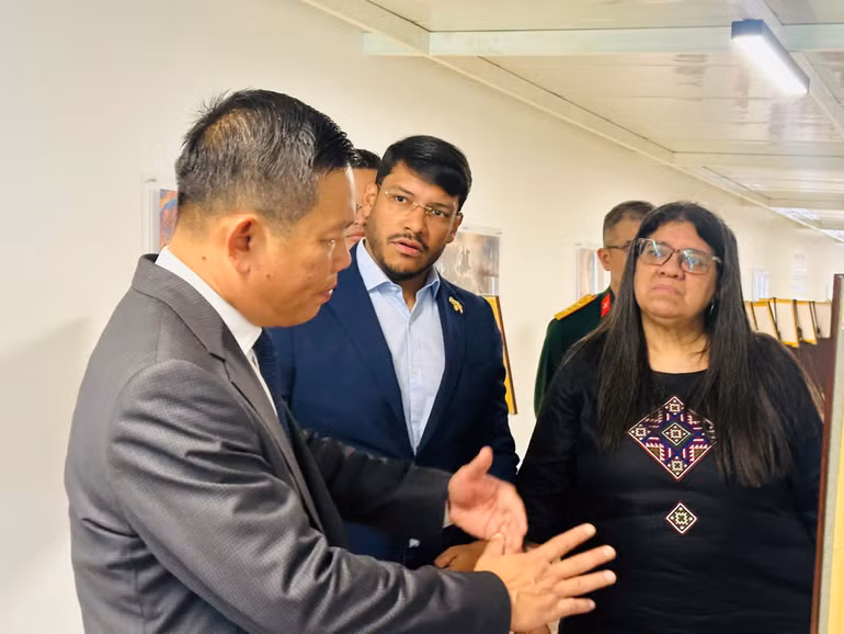 Đại sứ Vũ Trung Mỹ giới thiệu về các bức ảnh trưng bày tại triển lãm ảnh (Ảnh: Đại sứ quán Việt Nam tại Venezuela)