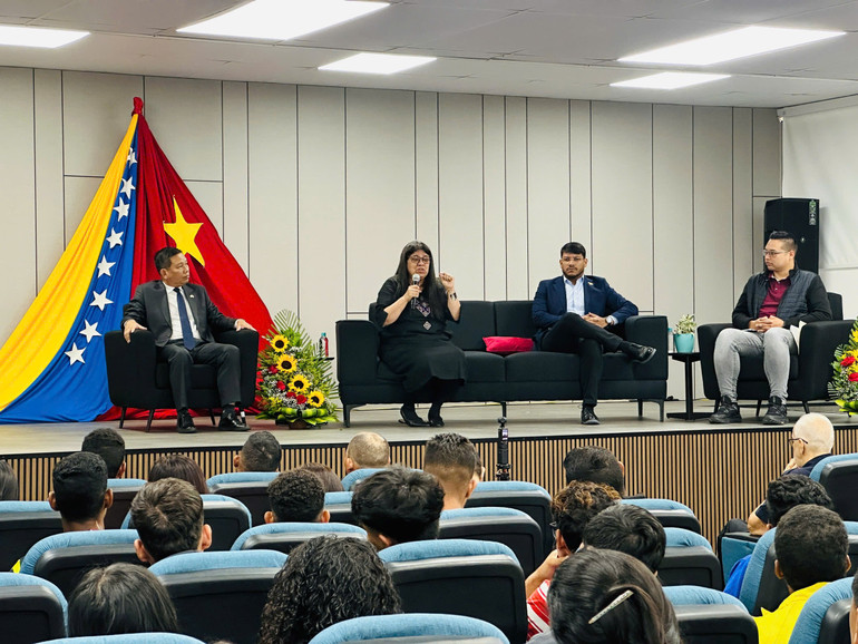 Thứ trưởng Bộ Ngoại giao Venezuela Tatiana Pugh chia sẻ tại lễ kỷ niệm (Ảnh: Đại sứ quán Việt Nam tại Venezuela)