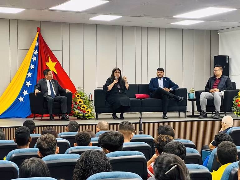 Thứ trưởng Bộ Ngoại giao Venezuela Tatiana Pugh chia sẻ tại lễ kỷ niệm (Ảnh: Đại sứ quán Việt Nam tại Venezuela)