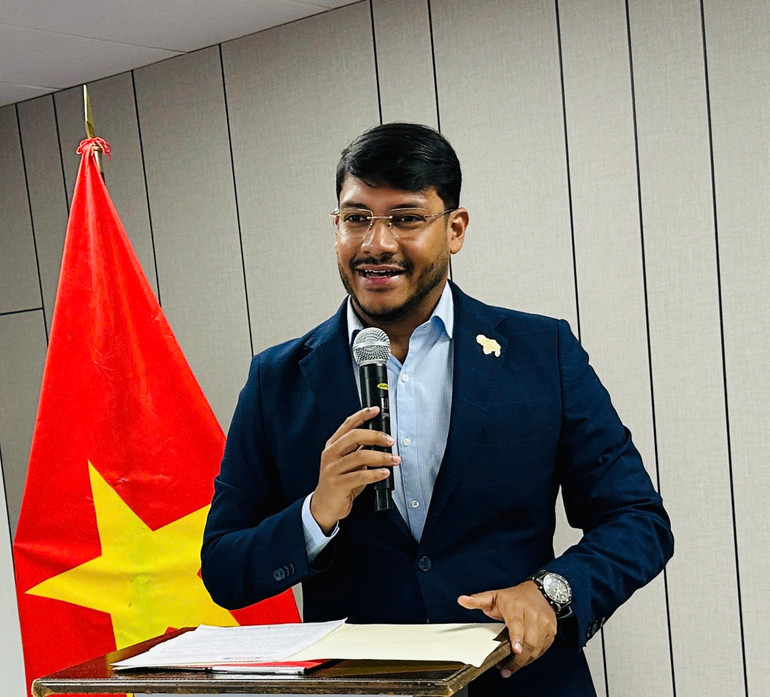 Phó Chủ tịch phụ trách đối ngoại Đảng Xã hội chủ nghĩa thống nhất Venezuela (PSUV) cầm quyền Rander Peña phát biểu tại lễ kỷ niệm (Ảnh: Đại sứ quán Việt Nam tại Venezuela)