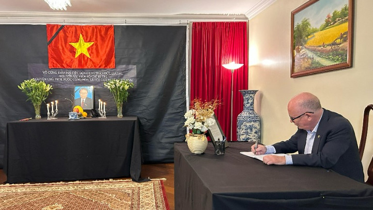 Tổng Thư ký Hội Hữu nghị Brazil-Việt Nam (ABRAVIET) Pedro Oliveira ghi sổ tang. (Ảnh: Đại sứ quán Việt Nam tại Brazil)