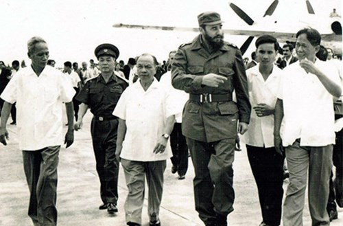 Các đồng chí lãnh đạo Đảng, Nhà nước đón đồng chí Fidel Castro tại sân bay Gia Lâm trưa 12/9/1973. (Ảnh tư liệu: TTXVN)