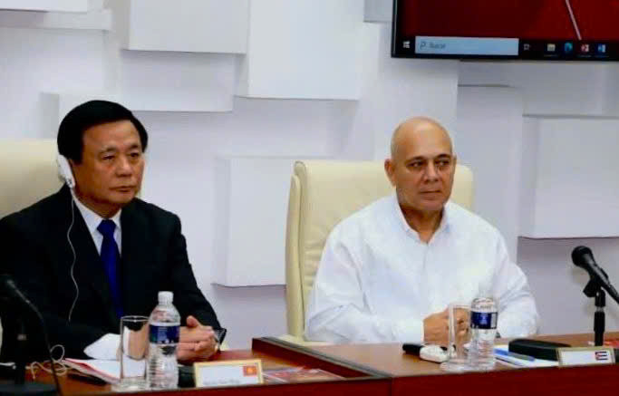 Đồng chí Nguyễn Xuân Thắng, Trưởng đoàn đại biểu Đảng Cộng sản Việt Nam và đồng chí Roberto Morales Ojeda, Trưởng đoàn đại biểu Đảng Cộng sản Cuba chủ trì hội thảo. (Ảnh: Đại sứ quán Việt Nam tại Cuba)