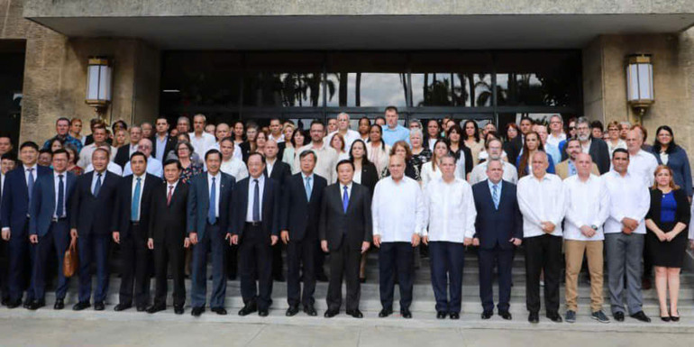 Các đại biểu tham dự hội thảo chụp ảnh kỷ niệm. (Ảnh: Đại sứ quán Việt Nam tại Cuba)