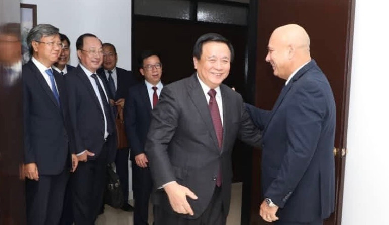 Đồng chí Roberto Morales, Ủy viên Bộ Chính trị, Thường trực Ban Bí thư Đảng Cộng sản Cuba tiếp và làm việc với đồng chí Nguyễn Xuân Thắng và Đoàn đại biểu Việt Nam. (Ảnh: Đại sứ quán Việt Nam tại Cuba) Đồng chí Roberto Morales, Ủy viên Bộ Chính trị, Thường trực Ban Bí thư Đảng Cộng sản Cuba tiếp và làm việc với đồng chí Nguyễn Xuân Thắng và Đoàn đại biểu Việt Nam. (Ảnh: Đại sứ quán Việt Nam tại Cuba)