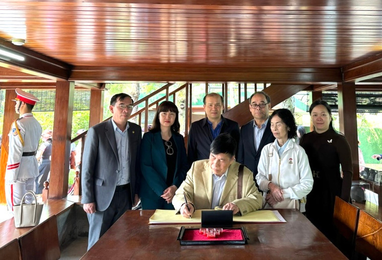 Ông Nguyễn Trung Nguyên, Giám đốc đầu tiên của Nhà Kỷ niệm các trường học Việt Nam ở Quế Lâm ghi cảm tưởng tại di tích Nhà sàn Bác Hồ