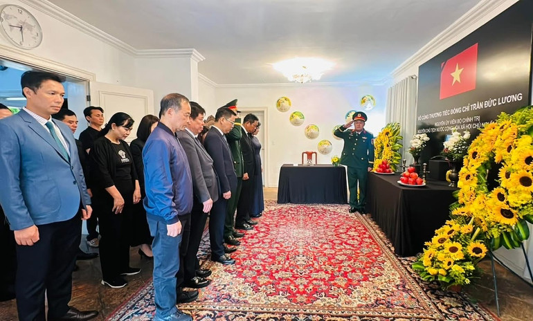 Toàn thể cán bộ, nhân viên Cơ quan đại diện viếng, tưởng niệm đồng chí Trần Đức Lương (Ảnh: Đại sứ quán tại Venezuela)