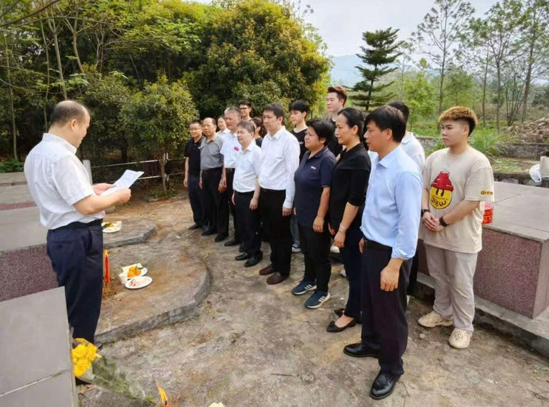 Hàng năm, anh Phan Mỹ Đức, Phó Viện trưởng Học viện Giáo dục Văn hóa quốc tế, Đại học Sư phạm Quảng Tây tổ chức đoàn tham gia lễ tảo mộ theo đúng nghi thức phong tục của nhân dân hai nước (Ảnh do nhân vật cung cấp)