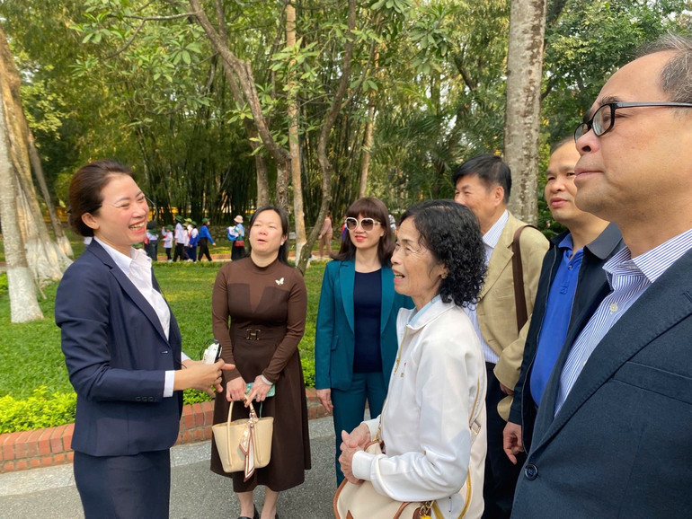 Bà Lư Mỹ Niệm (áo trắng) cùng các đại biểu Trung Quốc thăm Khu di tích Chủ tịch Hồ Chí Minh tại Phủ Chủ tịch