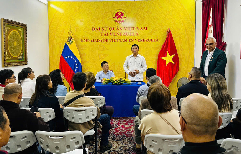 Đoàn gặp gỡ hữu nghị với các thành viên Nhà Hữu nghị Venezuela-Việt Nam, các cựu du kích quân Caracas và nhân sĩ yêu mến Việt Nam. (Ảnh: Đại sứ quán Việt Nam tại Venezuela)