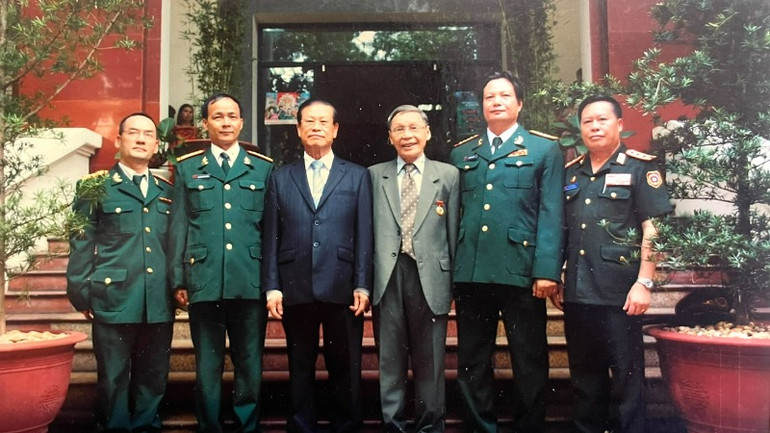 Với vai trò là chuyên gia văn hóa tại Lào, ông Đào Văn Tiến (thứ 3 từ trái sang) đã kết nối các Đoàn công tác của Nhà xuất bản Quân đội Việt Nam hợp tác với đơn vị liên quan của Lào. (Ảnh do nhân vật cung cấp)