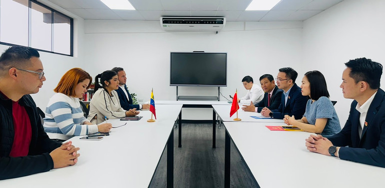 Đoàn Thanh niên Cộng sản Hồ Chí Minh hội đàm với Đoàn Thanh niên Xã hội chủ nghĩa Thống nhất (JPSUV). (Ảnh: Đại sứ quán Việt Nam tại Venezuela) Đoàn Thanh niên Cộng sản Hồ Chí Minh hội đàm với Đoàn Thanh niên Xã hội chủ nghĩa Thống nhất (JPSUV). (Ảnh: Đại sứ quán Việt Nam tại Venezuela)