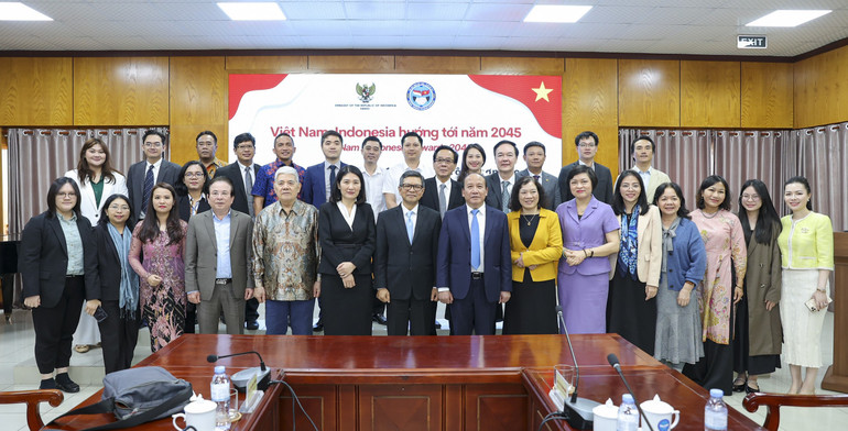 Đại biểu hai nước Việt Nam và Indonesia tham dự tọa đàm chụp ảnh kỷ niệm.