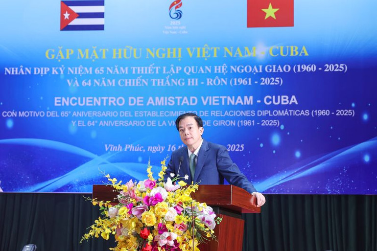 Phó Chủ tịch Hội Hữu nghị Việt Nam-Cuba Phan Văn Quý phát biểu tại chương trình (Ảnh: Đình Hòa/VUFO)