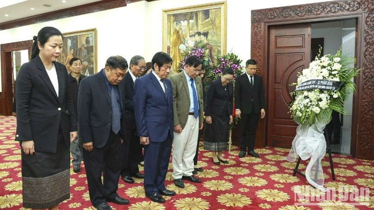 Đoàn đại biểu Hội Hữu nghị Việt Nam-Lào do Trung tướng Nguyễn Tiến Long, Phó Chủ tịch Hội dẫn đầu tới viếng, tưởng nhớ đồng chí Khamtay Siphandone.
