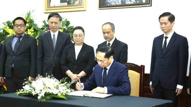 Phó Thủ tướng, Bộ trưởng Ngoại giao Bùi Thanh Sơn ghi sổ tang tưởng niệm đồng chí Khamtay Siphandone (Ảnh: Thành Long/Bộ Ngoại giao)