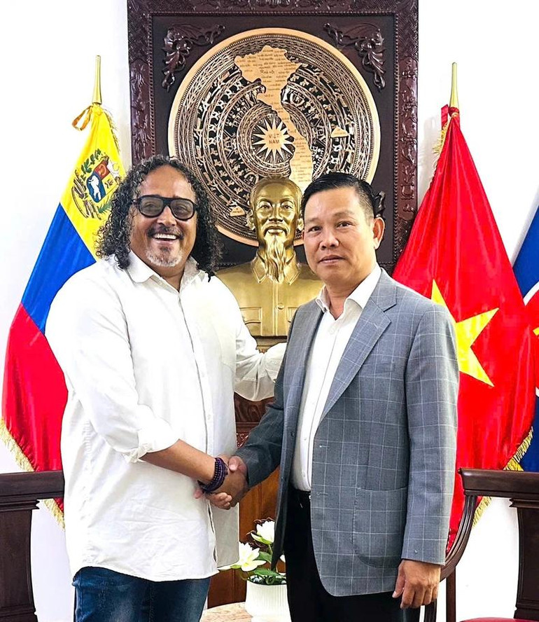 Đại sứ Vũ Trung Mỹ tiếp Thứ trưởng Văn hóa Venezuela Alí Alejandro Primera đến thăm, chia sẻ ông sẽ tham gia biểu diễn trong chương trình nghệ thuật “Mãi mãi Hồ Chí Minh” nhân kỷ niệm 135 năm Ngày sinh của Người (Ảnh: Đại sứ quán Việt Nam tại Venezuela)