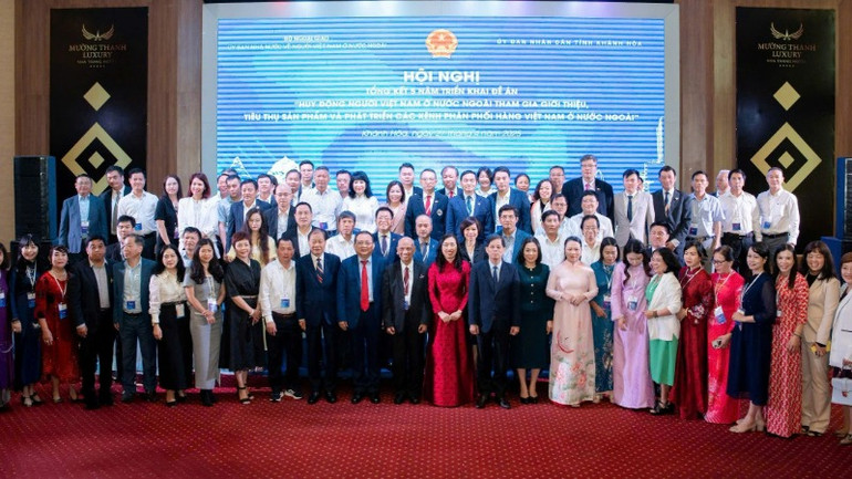 Các đại biểu tham dự Hội nghị chụp ảnh kỷ niệm. (Ảnh: Ủy ban người Việt Nam tại nước ngoài)