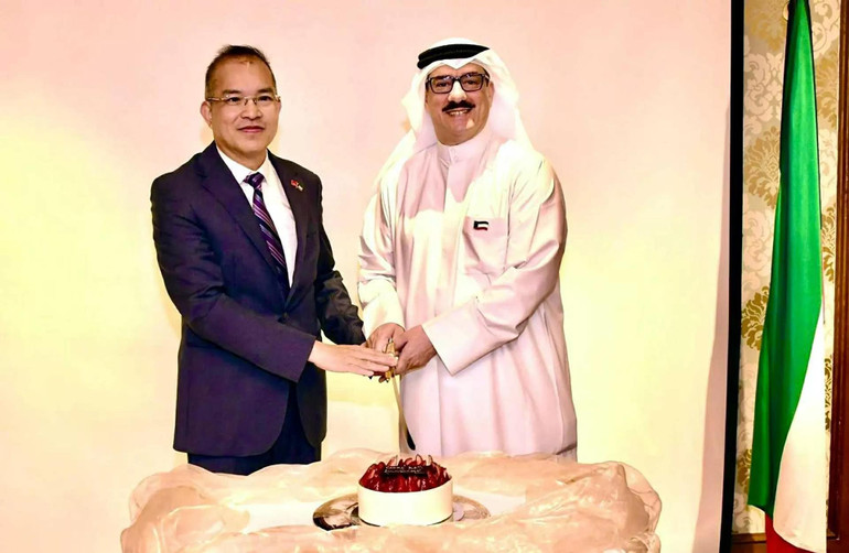 Đại sứ Nguyễn Đức Thắng và ông Abdulmohsen Ali Alattar, Vụ trưởng Vụ Tổ chức quốc tế, Bộ Công thương Kuwait cắt bánh kỷ niệm 30 năm ký Hiệp định Thương mại Việt Nam-Kuwait (Ảnh: Đại sứ quán Việt Nam tại Kuwait)